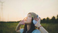 Οι στίχοι των τραγουδιών επηρεάζουν τις σκέψεις και τα συναισθήματά μας;