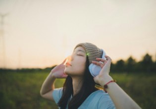 Οι στίχοι των τραγουδιών επηρεάζουν τις σκέψεις και τα συναισθήματά μας;