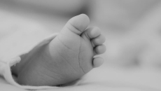 Θρίλερ με νεκρό μωρό 5 μηνών – «Κοιμόταν μαζί μας και όταν ξυπνήσαμε είχε πεθάνει» λέει η μητέρα του