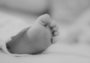 Θρίλερ με νεκρό μωρό 5 μηνών – «Κοιμόταν μαζί μας και όταν ξυπνήσαμε είχε πεθάνει» λέει η μητέρα του