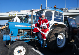Αγροτικές κινητοποιήσεις: Η «σκόνη» από τα διασπαστικά «μπλόκα του διαλόγου» πεισμώνει τους αγρότες