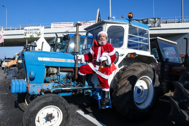 Αγροτικές κινητοποιήσεις: Η «σκόνη» από τα διασπαστικά «μπλόκα του διαλόγου» πεισμώνει τους αγρότες