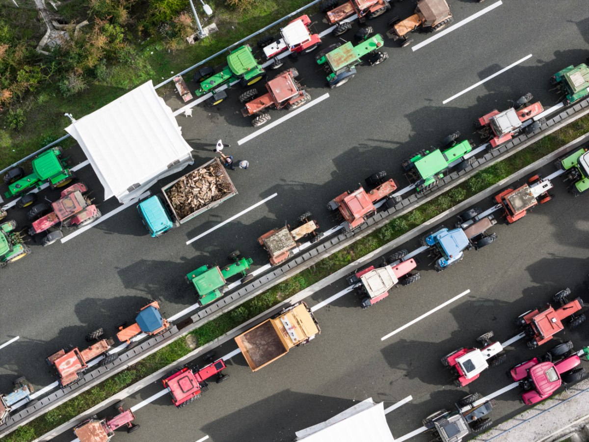 Αγροτικές κινητοποιήσεις: «Στρώνουν το χαλί» για επέμβαση της αστυνομίας στα μπλόκα των αγροτών;