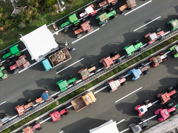 Αγροτικές κινητοποιήσεις: «Στρώνουν το χαλί» για επέμβαση της αστυνομίας στα μπλόκα των αγροτών;