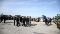 Με απειλές επιχειρεί η κυβέρνηση να κάμψει τους αγρότες – Φουντώνει η οργή στα μπλόκα