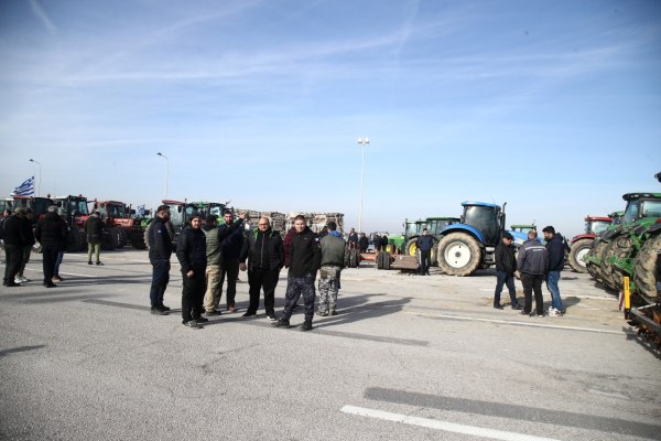 Με απειλές επιχειρεί η κυβέρνηση να κάμψει τους αγρότες – Φουντώνει η οργή στα μπλόκα