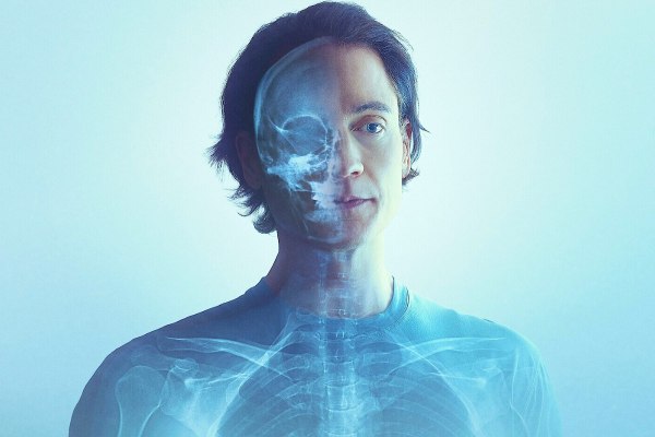 «Μέχρι το 2039 θα είμαι αθάνατος» – Ο μεγιστάνας Μπράιαν Τζόνσον «έσπασε» τον κώδικα της αιώνιας ζωής