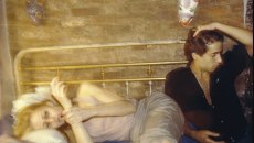 «Η Μπαλάντα της Σεξουαλικής Εξάρτησης»: Η ωμή, τρυφερή ματιά της Ναν Γκόλντιν ξαναζωντανεύει στο Λονδίνο