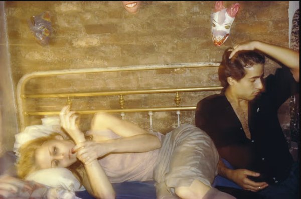 «Η Μπαλάντα της Σεξουαλικής Εξάρτησης»: Η ωμή, τρυφερή ματιά της Ναν Γκόλντιν ξαναζωντανεύει στο Λονδίνο