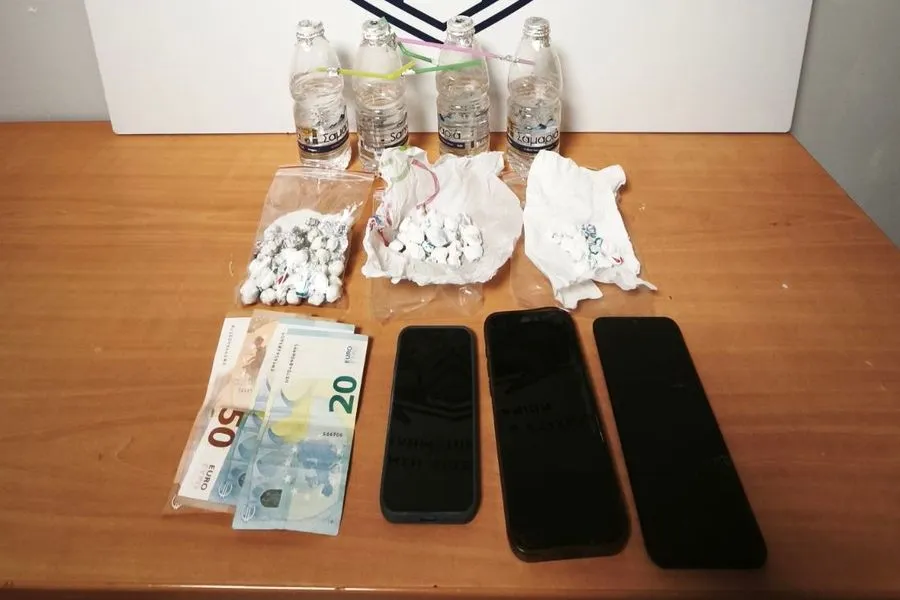 Χειροπέδες σε τέσσερα άτομα για διακίνηση ναρκωτικών – Μία ανήλικη ανάμεσα τους