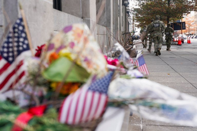 Ο Τραμπ διαμηνύει ότι το πάγωμα χορήγησης ασύλου θα διαρκέσει «πολύ καιρό»