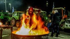 Αγρότες: Βήμα – βήμα οι επόμενες κινήσεις – «Πάγωσε» ο διάλογος, «ζεστάθηκαν» τα μπλόκα