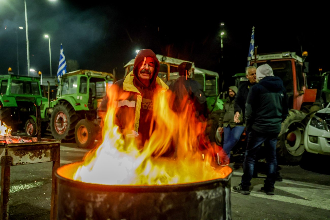 Αγρότες: Βήμα – βήμα οι επόμενες κινήσεις – «Πάγωσε» ο διάλογος, «ζεστάθηκαν» τα μπλόκα