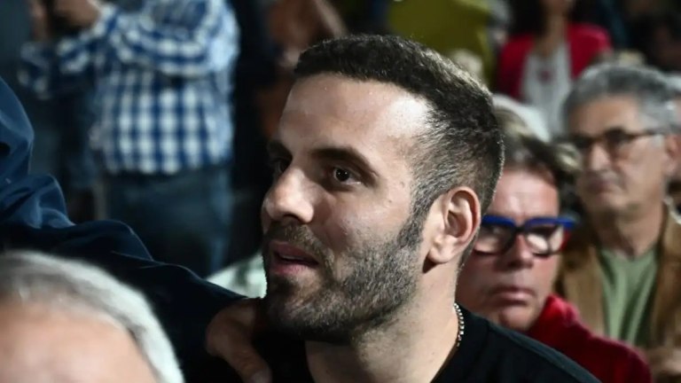 Τα κόμματα καταδικάζουν τον ξυλοδαρμό δημοσιογράφου από τον Νίκο Παππά