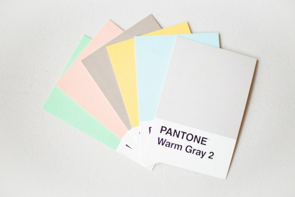 Η Pantone κάνει μια εκπληκτική επιλογή για το χρώμα (μη χρώμα) της χρονιάς 2026 -«Η ιστορία από την αρχή»