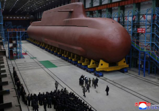 Βόρεια Κορέα: Εκτόξευση νέου τύπου πυραύλου μεγάλου βεληνεκούς και παρουσίαση πυρηνοκίνητου υποβρυχίου