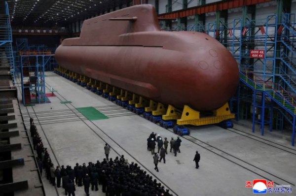 Βόρεια Κορέα: Εκτόξευση νέου τύπου πυραύλου μεγάλου βεληνεκούς και παρουσίαση πυρηνοκίνητου υποβρυχίου