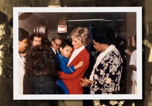 Νταϊάνα, πριγκίπισσα της συμπόνιας – Η χειραψία, η αγκαλιά και ο θαρραλέος πόλεμος της κατά του AIDS