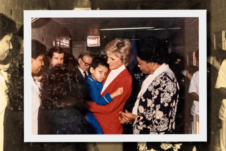 Νταϊάνα, πριγκίπισσα της συμπόνιας – Η χειραψία, η αγκαλιά και ο θαρραλέος πόλεμος της κατά του AIDS