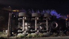 Άρτα: Σοβαρό τροχαίο με ανατροπή νταλίκας που μετέφερε λάδια στην Ιονία Οδό – Εγκλωβίστηκε ο οδηγός