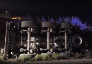 Άρτα: Σοβαρό τροχαίο με ανατροπή νταλίκας που μετέφερε λάδια στην Ιονία Οδό – Εγκλωβίστηκε ο οδηγός