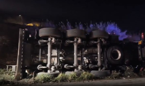 Άρτα: Σοβαρό τροχαίο με ανατροπή νταλίκας που μετέφερε λάδια στην Ιονία Οδό – Εγκλωβίστηκε ο οδηγός