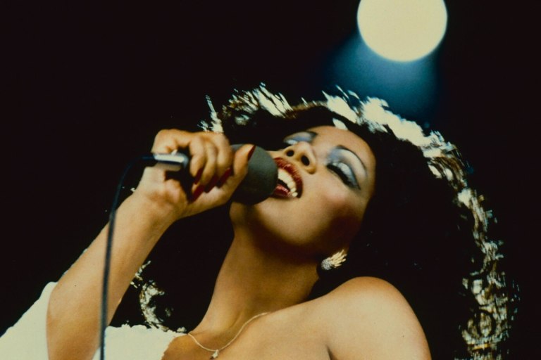 Η Ντόνα Σάμερ στο Songwriters Hall of Fame – Μεταθανάτια δικαίωση για τη θρυλική ιέρεια της disco