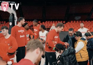 Ολυμπιακός: Μπαρτζώκας και παίκτες άκουσαν τα κάλαντα από τον Σύλλογο Ατόμων με Αναπηρίες «Νίκη»