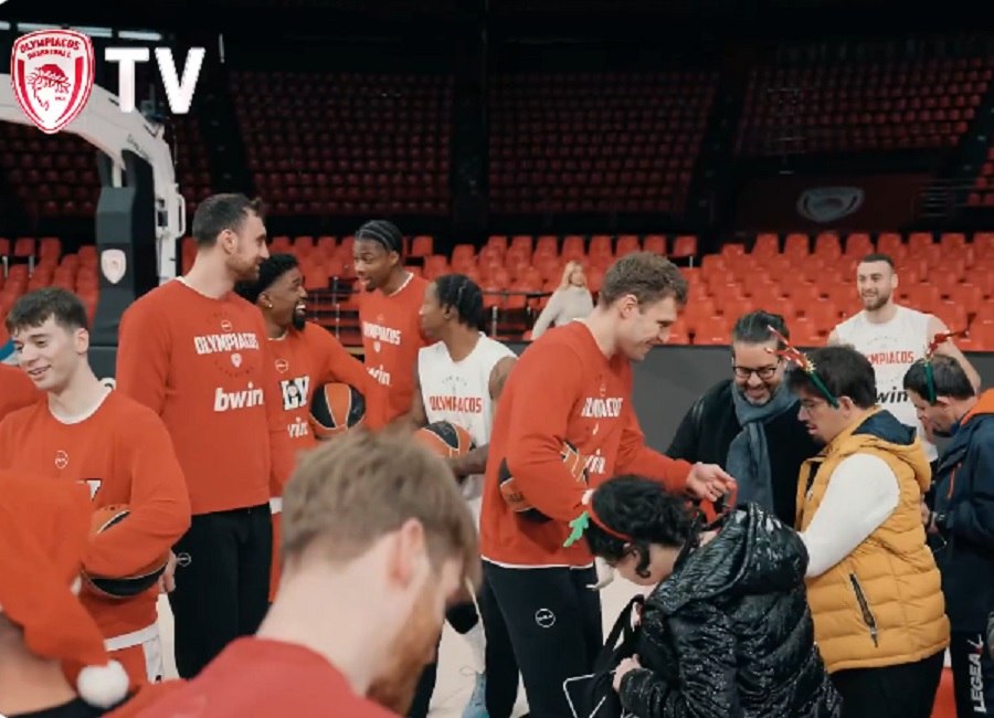 Ολυμπιακός: Μπαρτζώκας και παίκτες άκουσαν τα κάλαντα από τον Σύλλογο Ατόμων με Αναπηρίες «Νίκη»