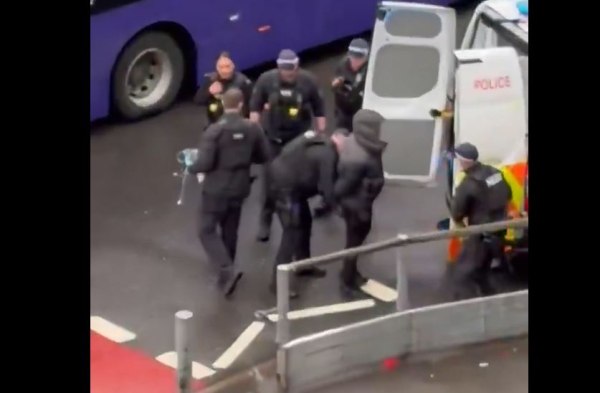 Αναστάτωση στο Χίθροου: Επίθεση με σπρέι πιπεριού, αναφορές για τραυματίες – Μια σύλληψη