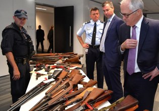 Γιατί ο καθένας στα προάστια του Σίδνεϋ μπορεί να έχει 6 όπλα;