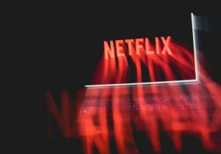 Netflix: Επιστρέφει στον μεγάλο δανεισμό για να αποκτήσει τη Warner Bros — Η πιο τολμηρή κίνηση στην ιστορία της