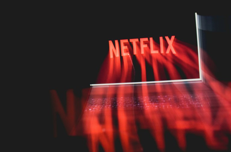 Netflix: Επιστρέφει στον μεγάλο δανεισμό για να αποκτήσει τη Warner Bros — Η πιο τολμηρή κίνηση στην ιστορία της
