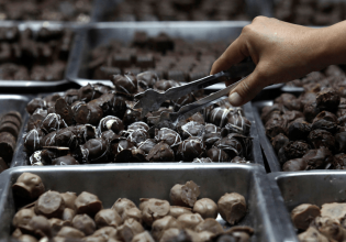 Γιατί «πέφτει» η τιμή το κακάο αλλά η σοκολάτα παραμένει ακριβή;