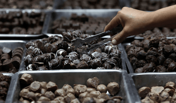 Γιατί «πέφτει» η τιμή το κακάο αλλά η σοκολάτα παραμένει ακριβή;