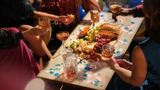 Θέλει μέτρο: Πώς να αντιμετωπίσουμε τη δυσπεψία μέσα στις γιορτές;