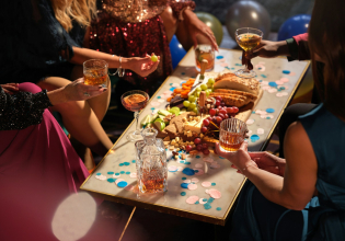 Θέλει μέτρο: Πώς να αντιμετωπίσουμε τη δυσπεψία μέσα στις γιορτές;