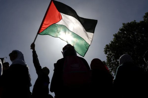 Ο Τραμπ επεκτείνει την απαγόρευση εισόδου στους Παλαιστίνιους και σε πολίτες άλλων επτά χωρών