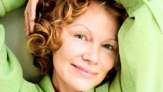 «Η ξανθιά είναι νεκρή» – Κοκκινομάλλα Πάμελα Άντερσον και η αλήθεια για το «ψευτορομάντζο» με τον Λίαμ Νίσον