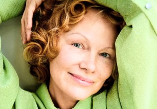 «Η ξανθιά είναι νεκρή» – Κοκκινομάλλα Πάμελα Άντερσον και η αλήθεια για το «ψευτορομάντζο» με τον Λίαμ Νίσον