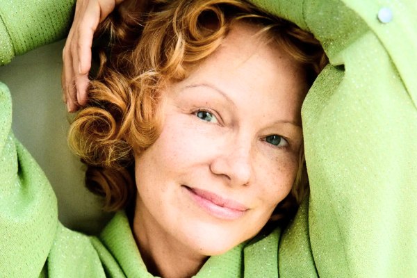 «Η ξανθιά είναι νεκρή» – Κοκκινομάλλα Πάμελα Άντερσον και η αλήθεια για το «ψευτορομάντζο» με τον Λίαμ Νίσον