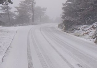 Χιονίζει στην Πάρνηθα – Κλειστός ο δρόμος από το καζίνο και πάνω