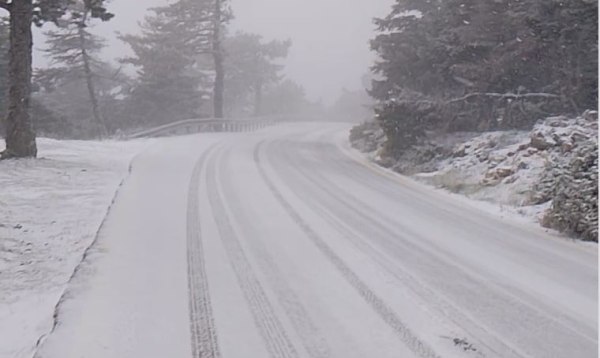 Χιονίζει στην Πάρνηθα – Κλειστός ο δρόμος από το καζίνο και πάνω