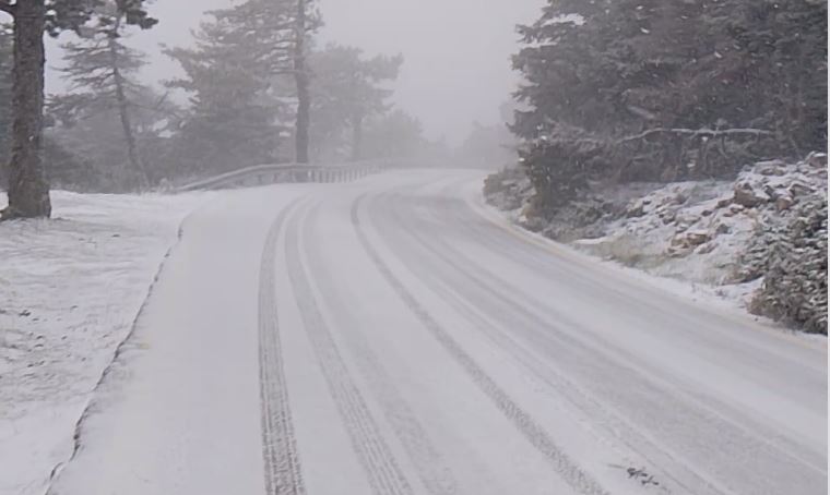 Χιονίζει στην Πάρνηθα – Κλειστός ο δρόμος από το καζίνο και πάνω