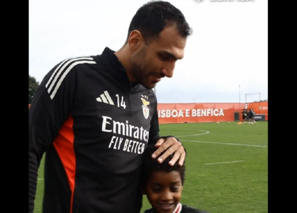 Μπενφίκα και Παυλίδης μοίρασαν δώρα στους μικρούς φίλους της ομάδας (vid)