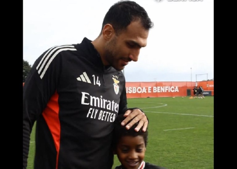 Μπενφίκα και Παυλίδης μοίρασαν δώρα στους μικρούς φίλους της ομάδας (vid)