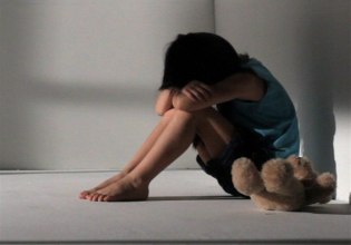 Στη δημοσιότητα οι φωτογραφίες του 20χρονου και του συντρόφου του που ασελγούσαν στα ανήλικα ανίψια του νεαρού