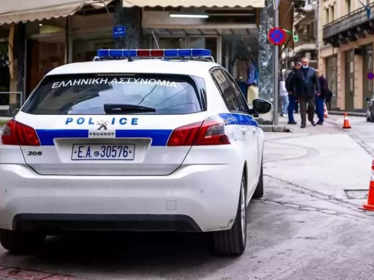 Εξάρχεια: Άνδρας με την απειλή όπλου άρπαξε την σύντροφό του μέσα από κατάστημα στη Στουρνάρη μετά από καβγά