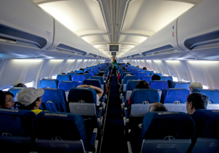 Βρετανία: Οικογένεια μετέφερε σε πτήση νεκρή γιαγιά – Ισχυρίστηκαν ότι ήταν κουρασμένη και κοιμόταν