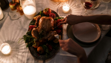 Βρετανία: Άνδρας πήγε σε δείπνο Χριστουγέννων και έμεινε με την οικογένεια για… 45 χρόνια